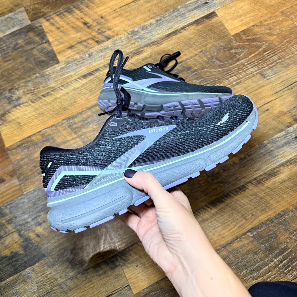 Brooks Women's Black and Light Purple Running Sneakers